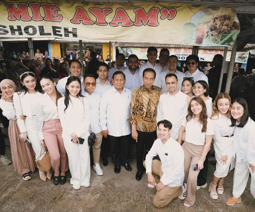 Jokowi Foto Bareng Artis Usai Resmikan Akmil, Ini Respons Istana