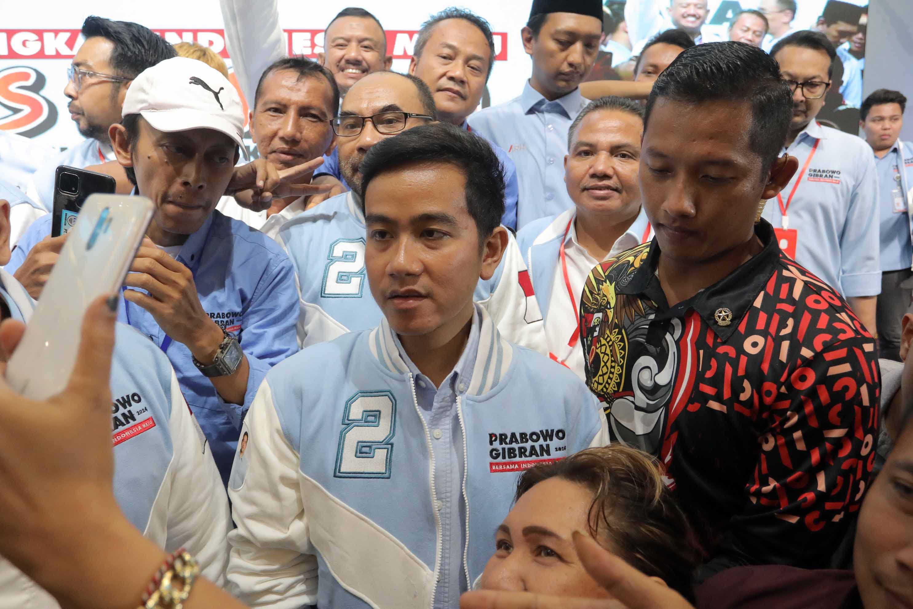 Status Cawapres Gibran Tinggalkan Banyak Noda