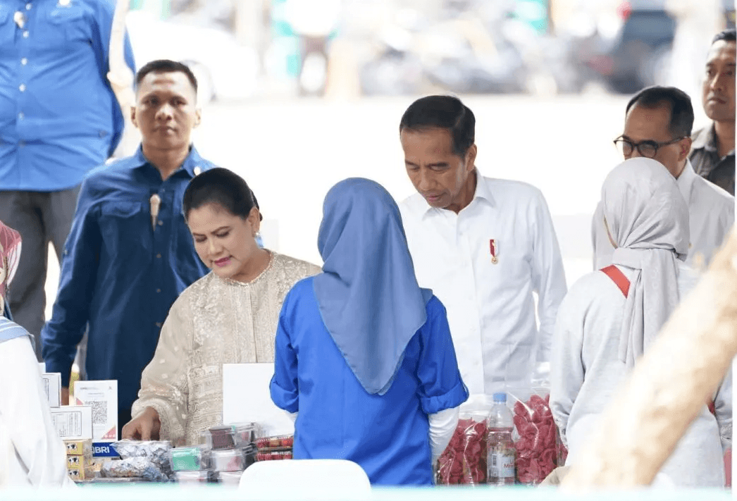 Jokowi Beli Kalung dari Nasabah PNM Mekaar Bandung, Hadiah untuk Ibu Iriana