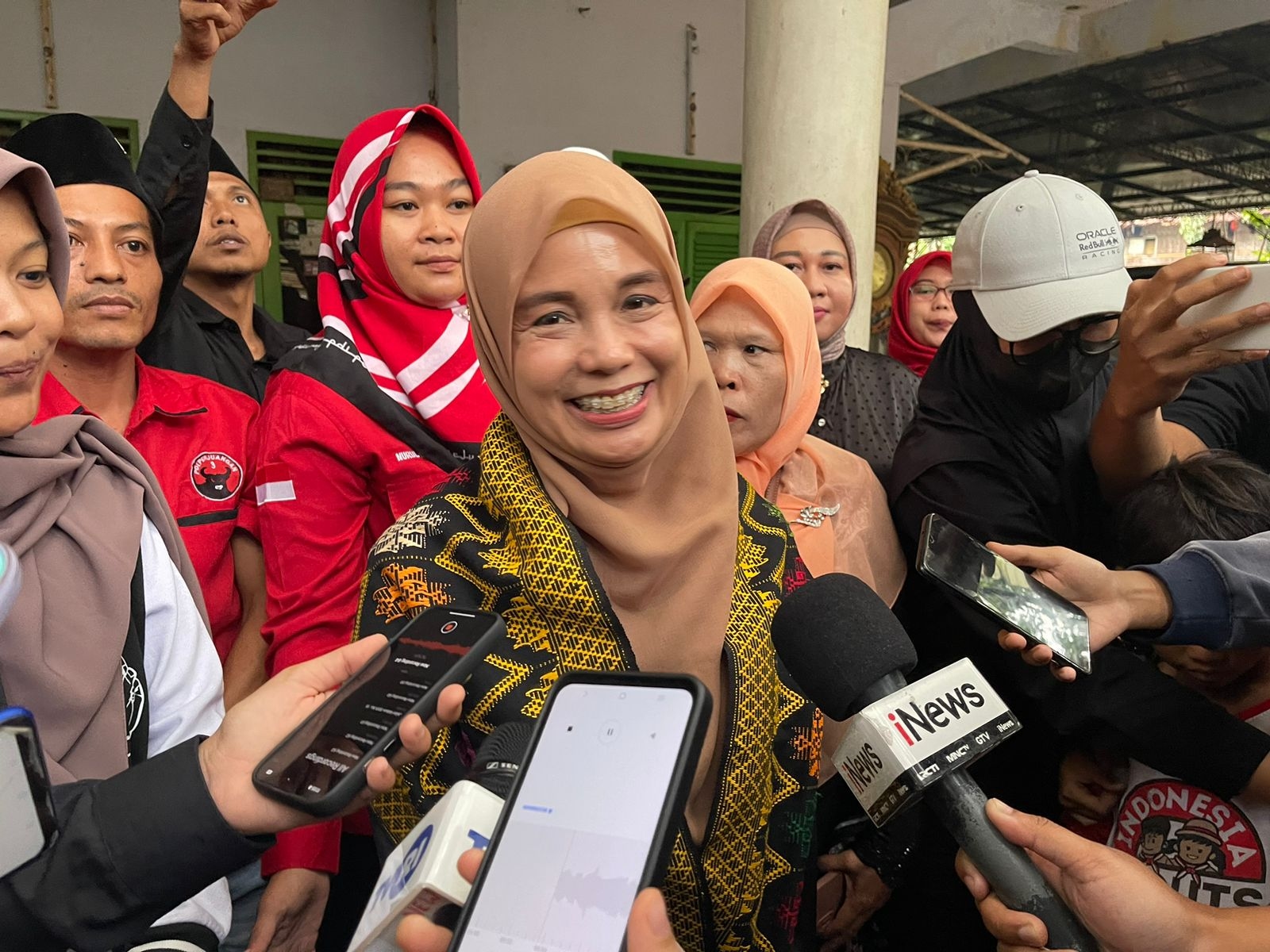 Tiba di Banten, Siti Atikoh Ganjar Sowan ke Kediaman Abuya Muhtadi