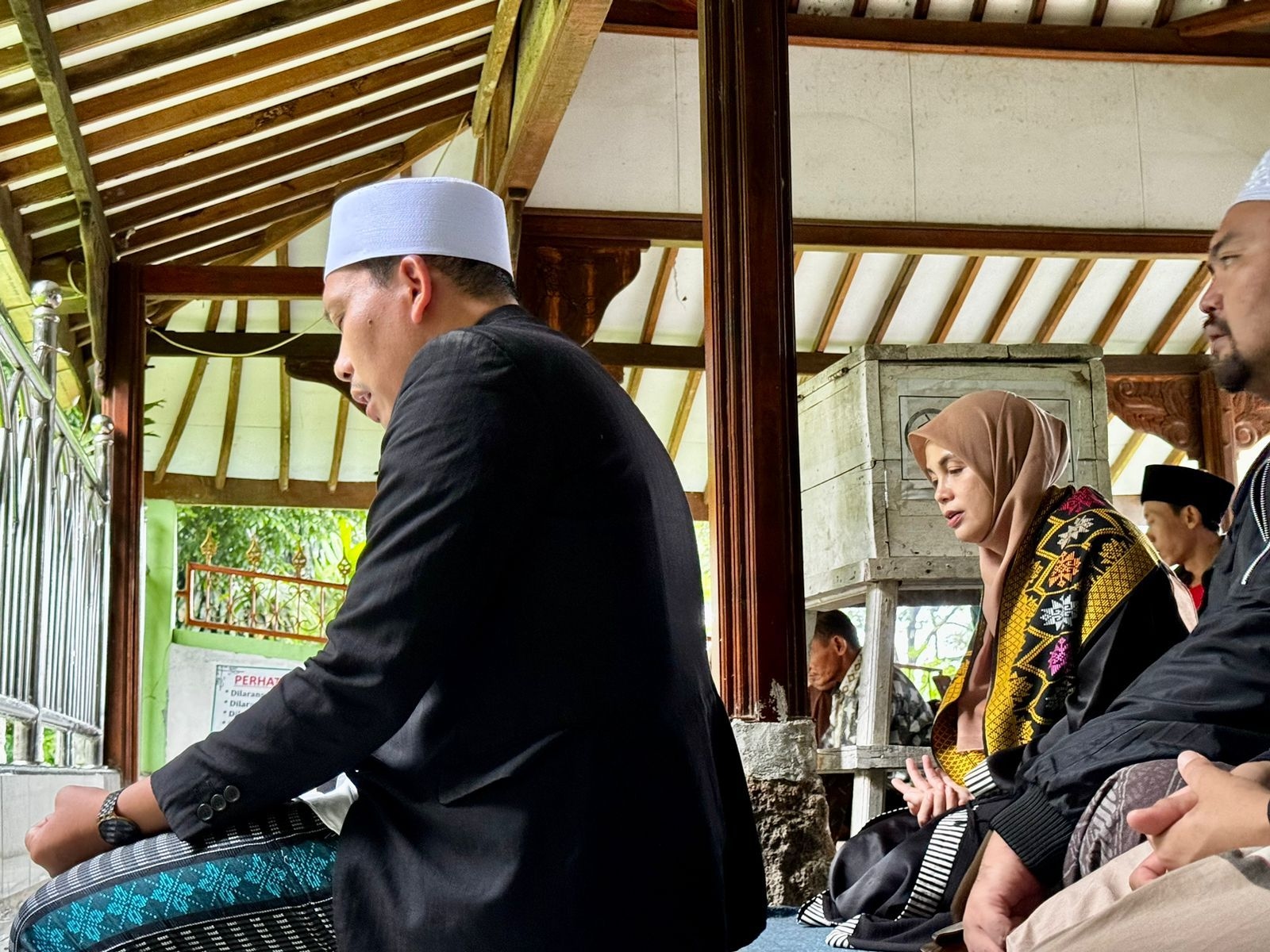 Usai Silaturahmi Ke Abuya Muhtadi, Siti Atikoh Ganjar Ziarah ke Makam Abuya Cidahu