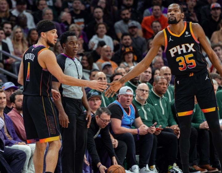 NBA Hari Ini: Devin Booker dan Kevin Durant Pimpin Phoenix Suns Redam Milwaukee Bucks