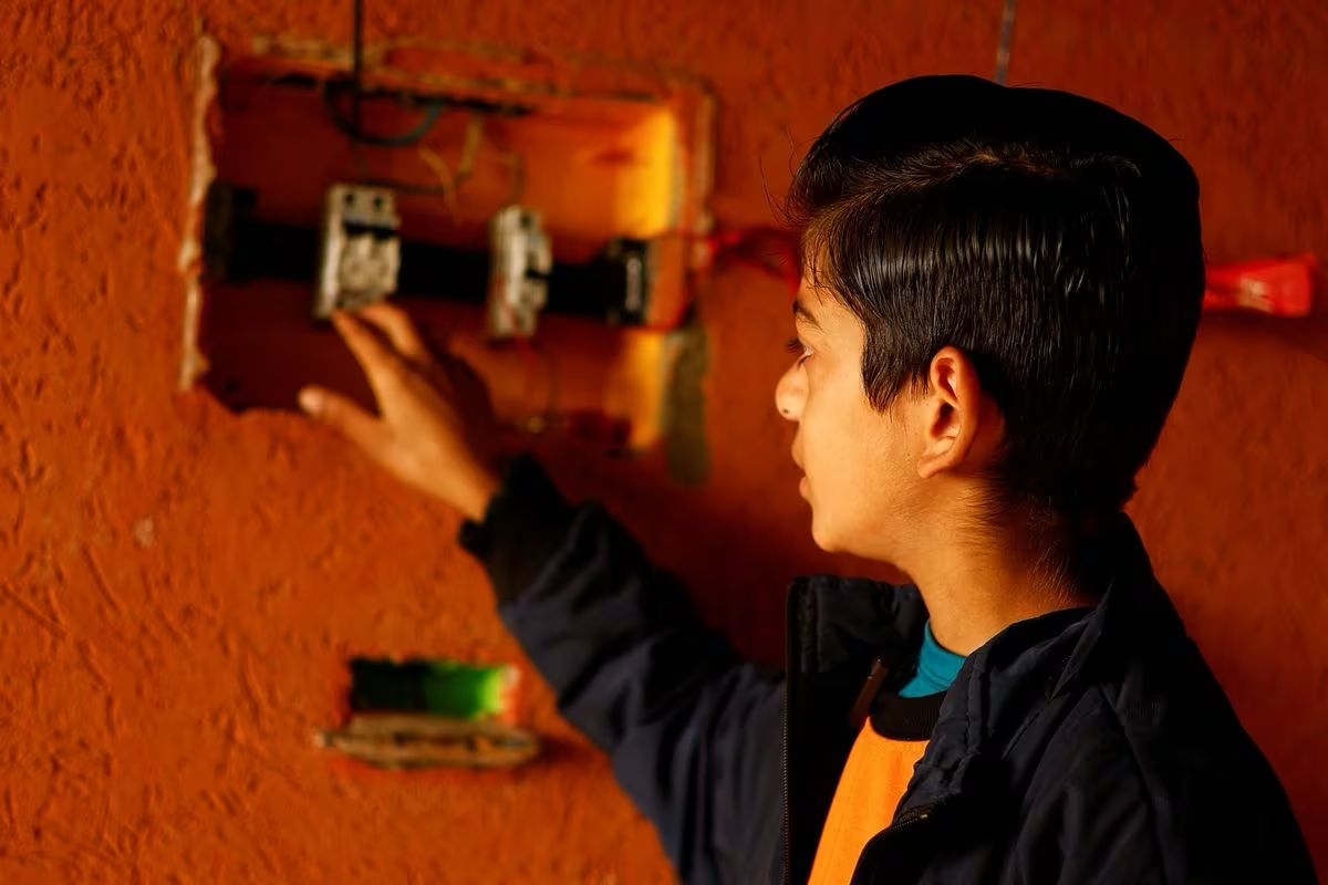 Ajaib! Remaja Palestina Berhasil Ciptakan Sistem untuk Menerangi Tenda Pengungsian di Tengah Gempuran Israel