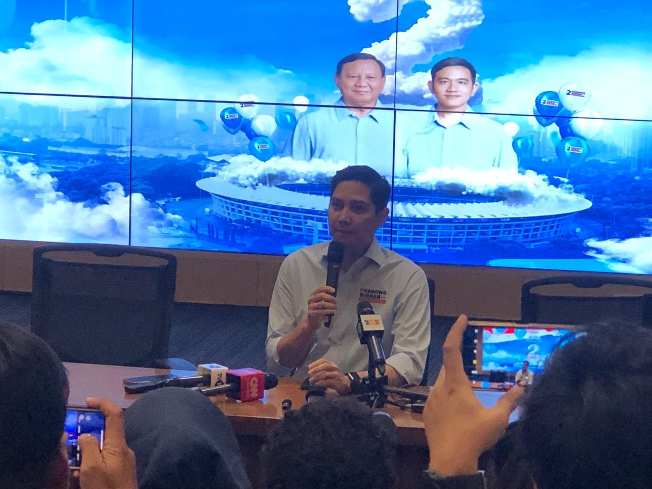 Tak Bisa Masuk ke GBK, Relawan Bisa Nonton Kampanye Akbar Prabowo-Gibran Lewat Videotron