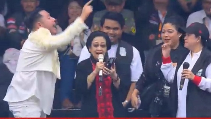 Kampanye di Semarang, Megawati Dendangkan 'Cinta Hampa'