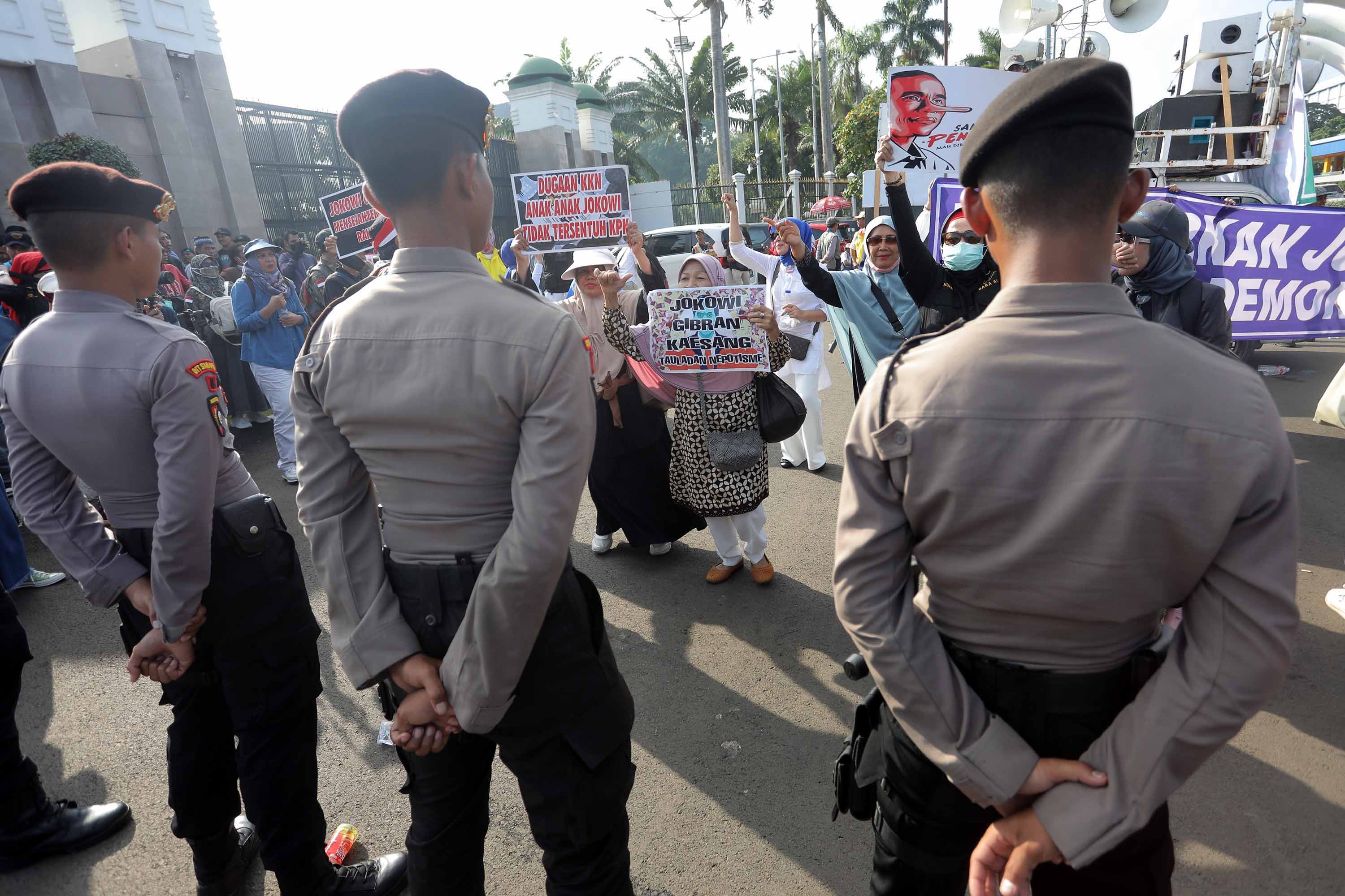 Tolak Revisi UU Penyiaran, Jurnalis dan Mahasiswa Geruduk Gedung DPR