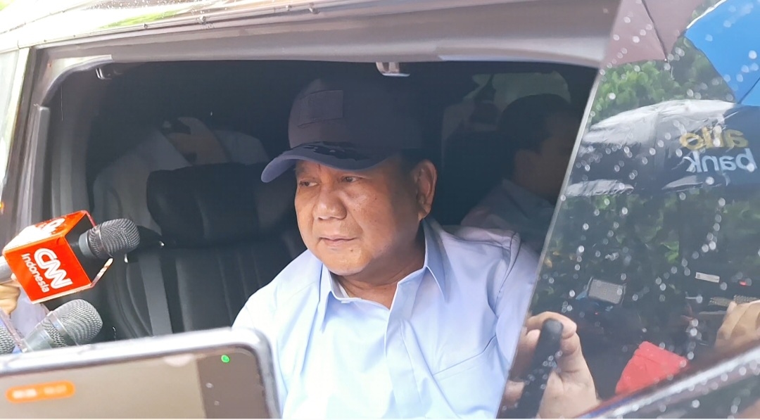 Prabowo Subianto Sarapan Bubur Manado Sebelum Nyoblos di TPS 033 Bojong Koneng