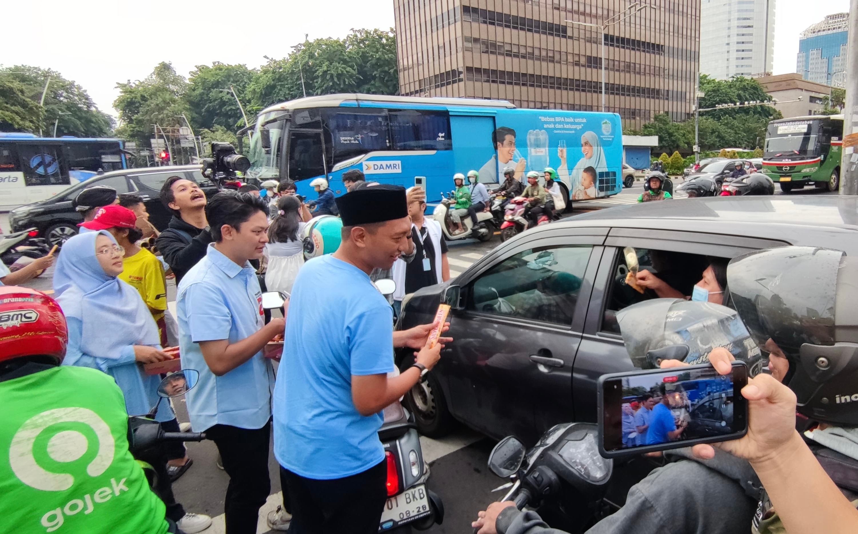 Prabowo-Gibran Menang, TKN Fanta Bagikan Cokelat dan Bunga Rangkul Seluruh Elemen Masyarakat