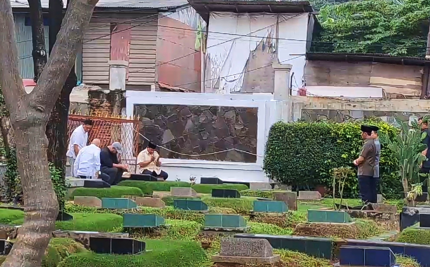 Prabowo Ziarah ke Makam Orang Tua