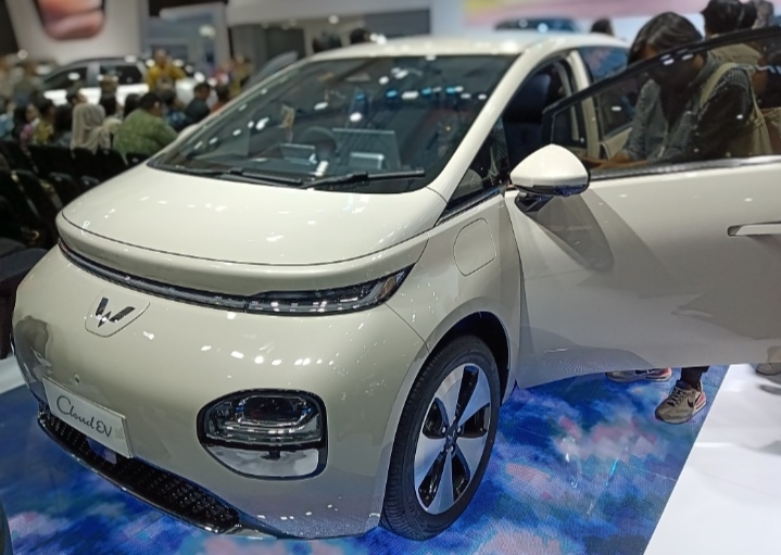Wuling Cloud EV Muncul Pertama Kali ke Publik di IIMS 2024, Simak Kelebihannya