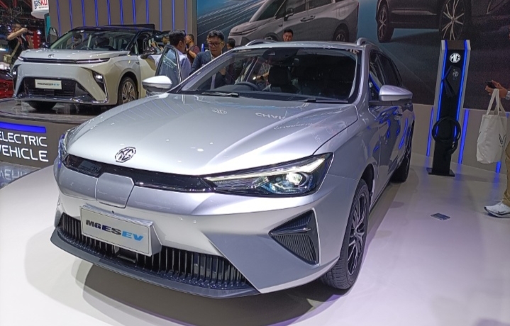 MG Hadirkan Mobil Listrik Baru MG Maxus 9 EV & MG ES EV di IIMS 2024