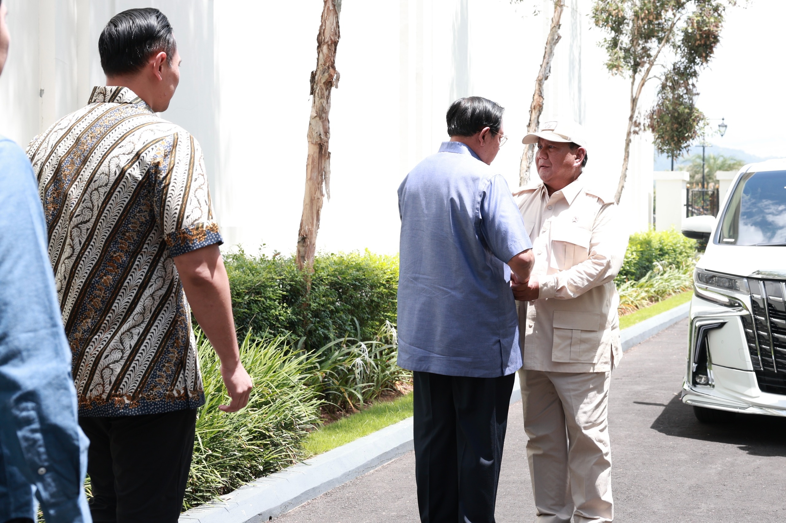 Sambangi SBY, Prabowo: Lapor Senior...