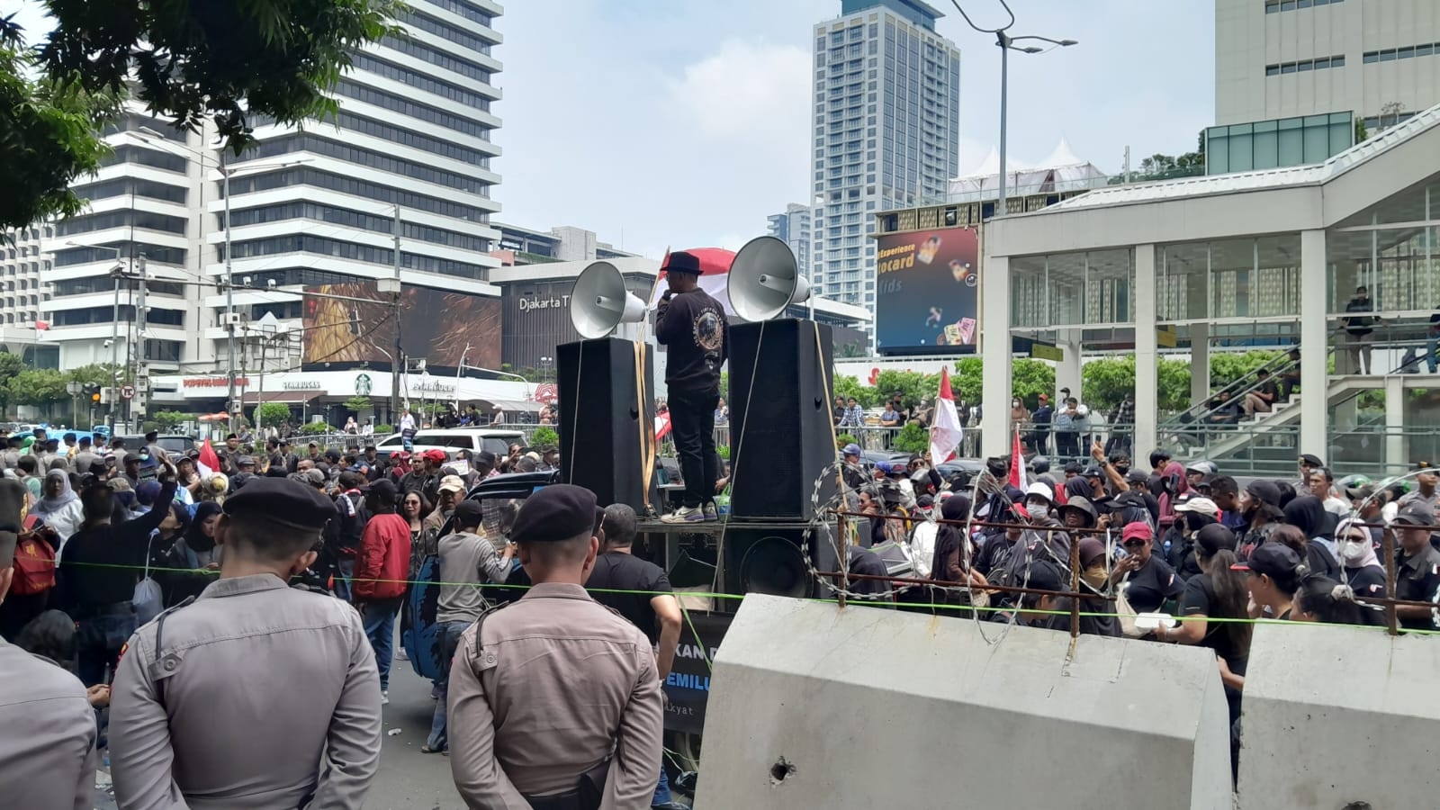 Luapkan Kekecewaan Terhadap Hasil Pilpres 2024, Ratusan Orang Demo di Depan Kantor Bawaslu RI
