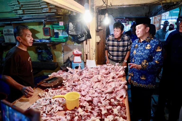 Kunjungi Pasar Lemabang dan Pasar Sekip, Pj Gubernur Agus Fatoni Cek Harga Sembako