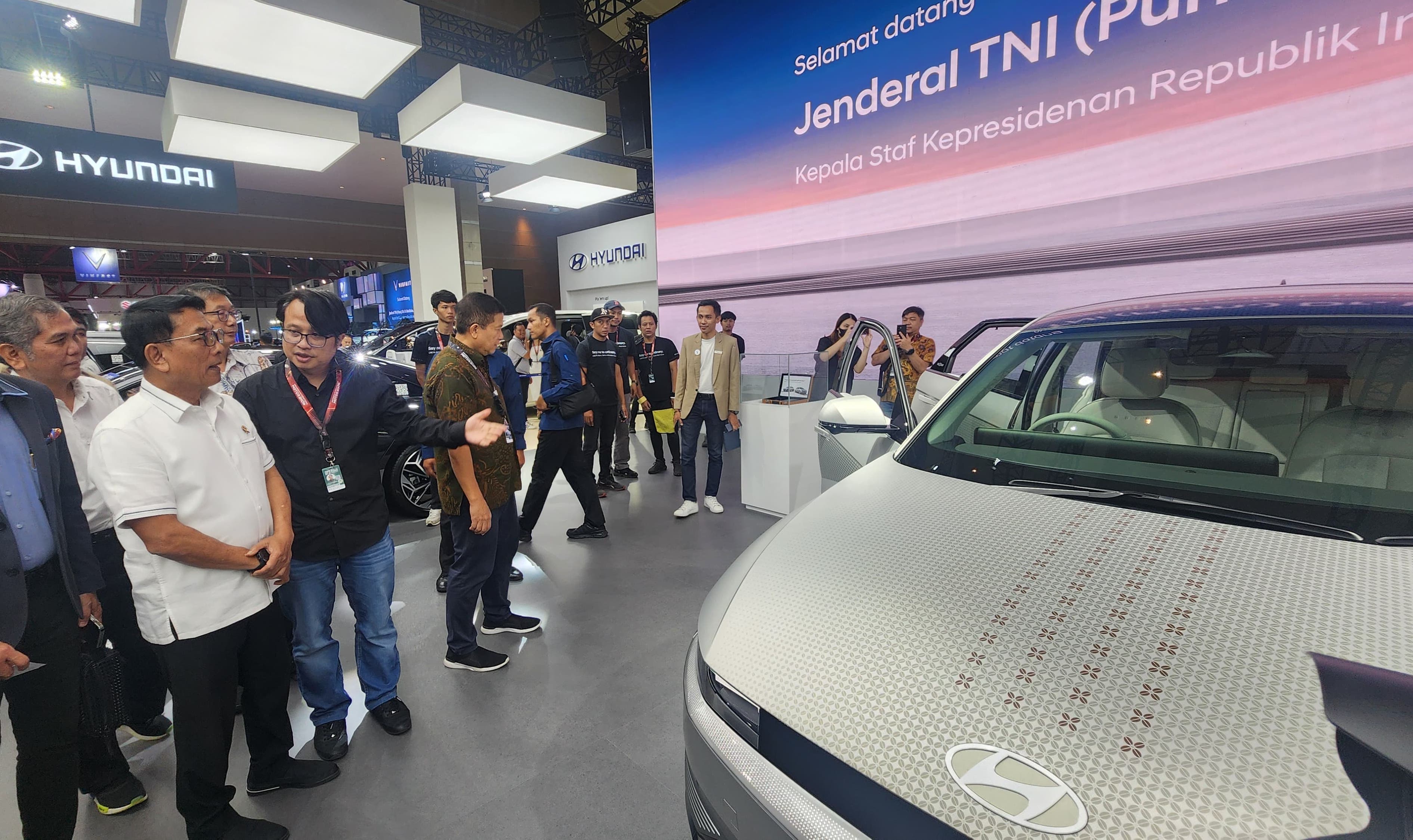 Liat-liat Mobil Listrik, Kepala Staf Presiden Kunjungi Booth Hyundai di IIMS 2024