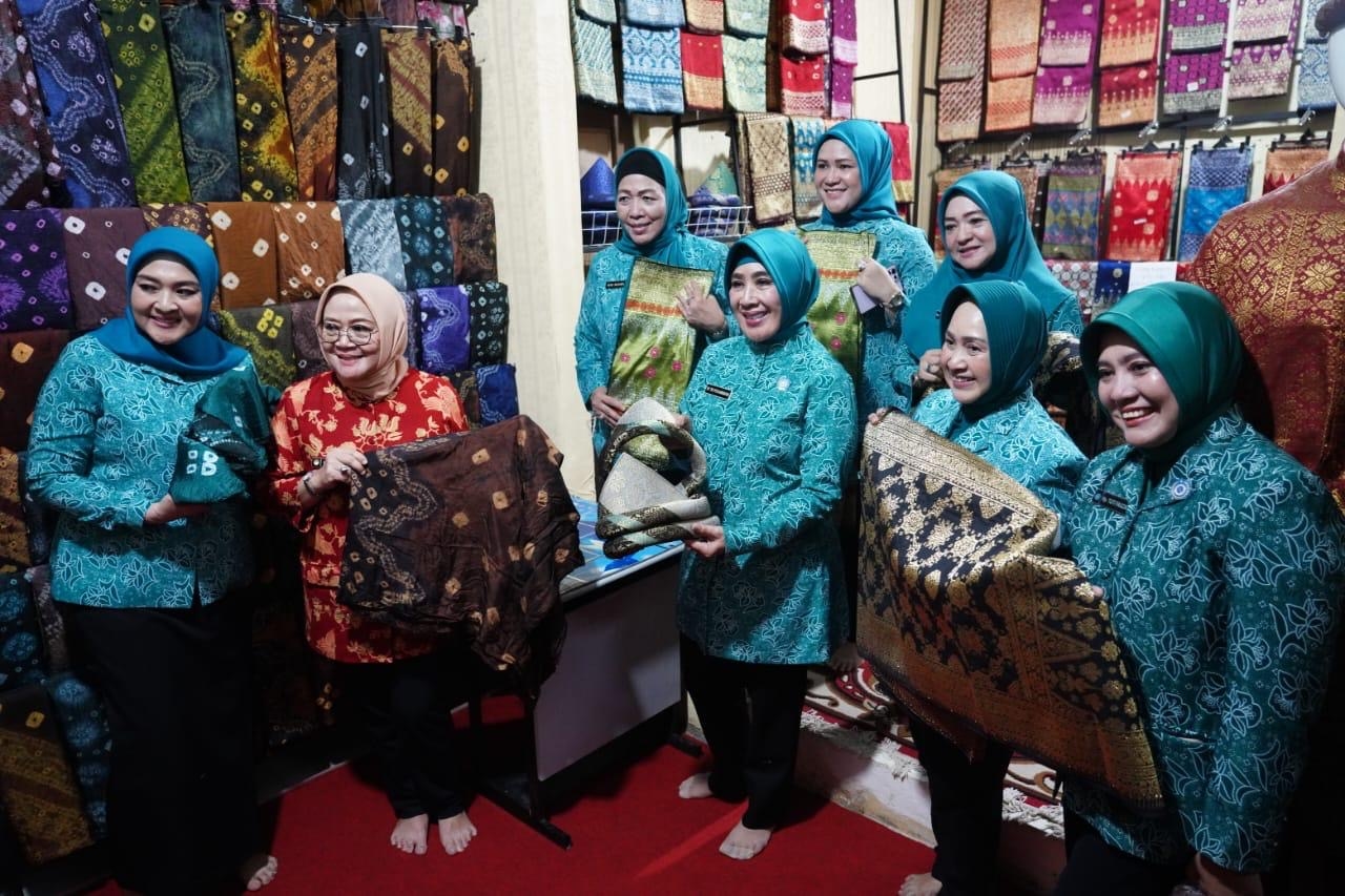 Didampingi Pj Ketua TP PKK Sumsel Tyas Fatoni, Ketum TP PKK Pusat Tri Tito Karnavian Kunjungi Al-Qur’an Al-Akbar Gandus