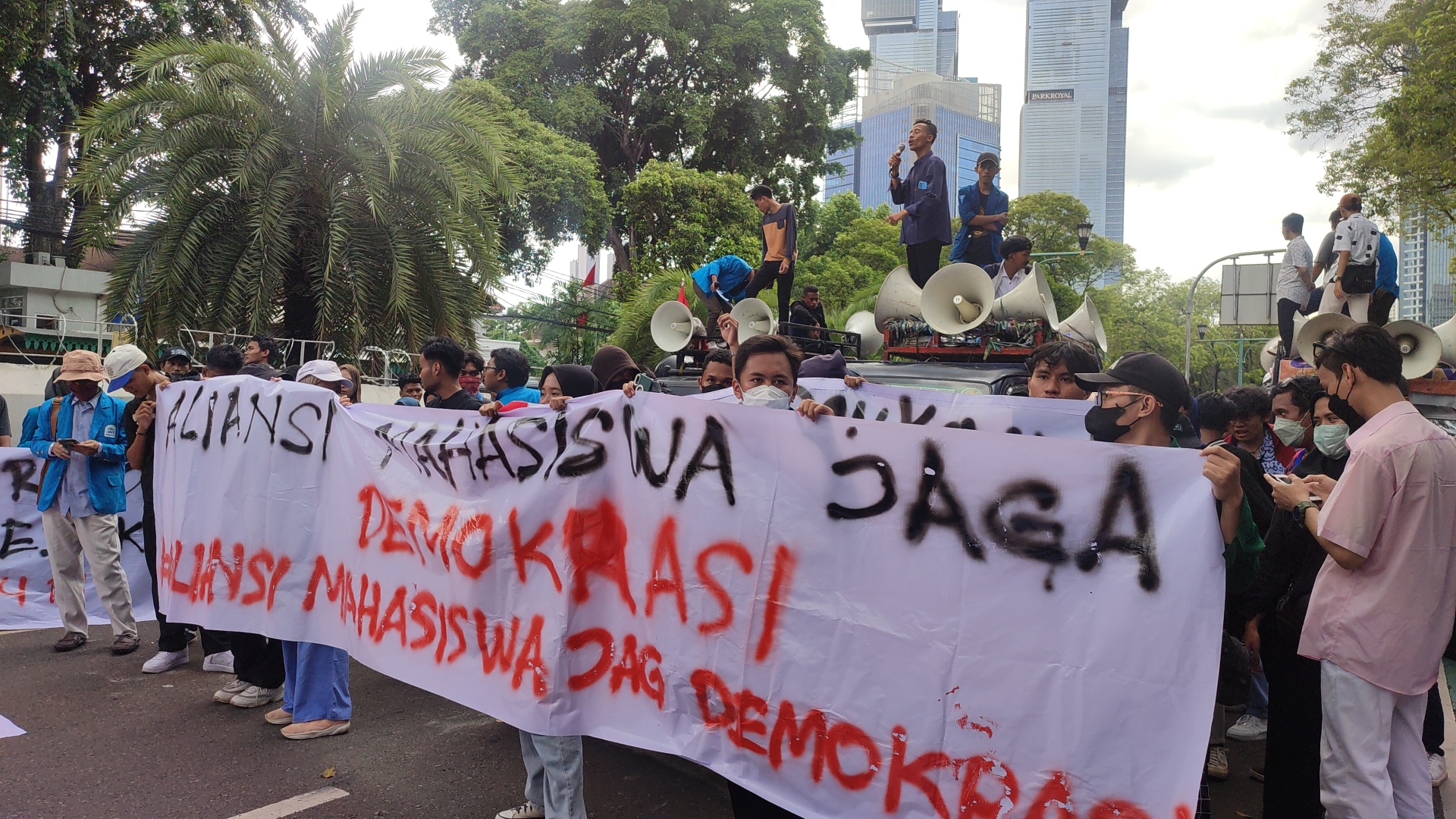 2 Kelompok Massa Kepung Kantor KPU, Ada yang Pro Hingga Tuntut Pilpres 2024 Diulang