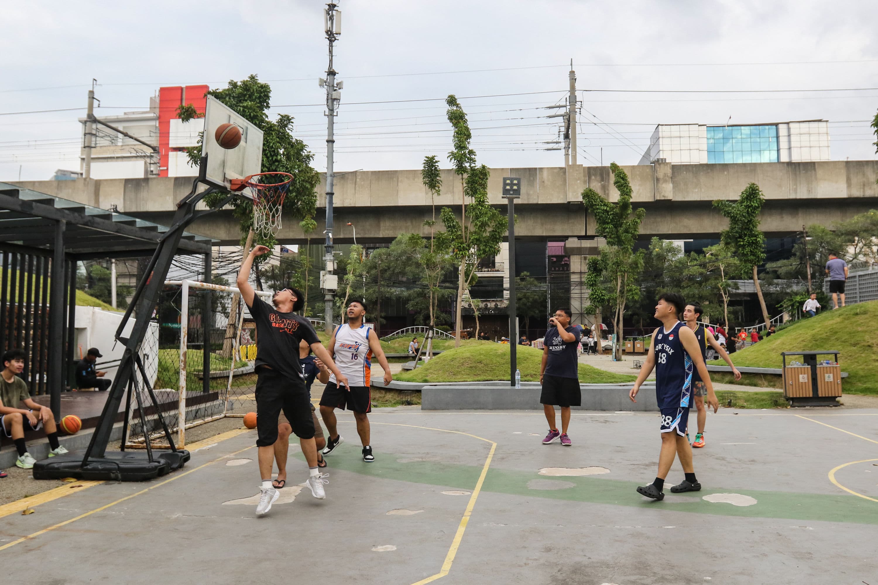 Sebutkan Teknik Dasar dalam Permainan Bola Basket! Simak 5 Hal Berikut!