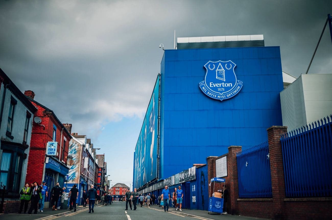 Jadwal Siaran Langsung Sepakbola Eropa Malam Ini: Everton vs Liverpool, Betis vs Barcelona