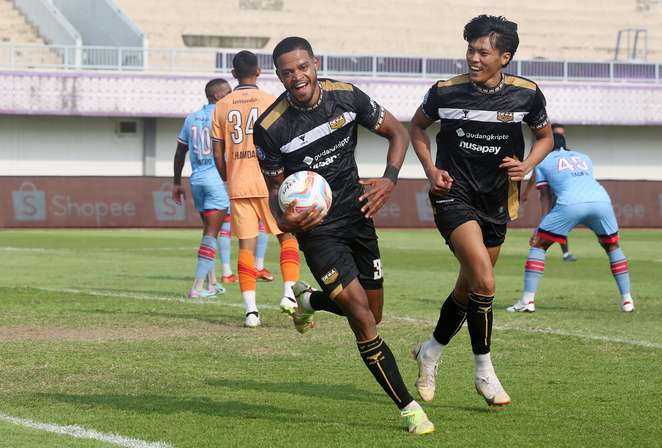 DRX Wear Resmi Jadi Apparel Resmi Dewa United, PSIS, PSM dan Persik