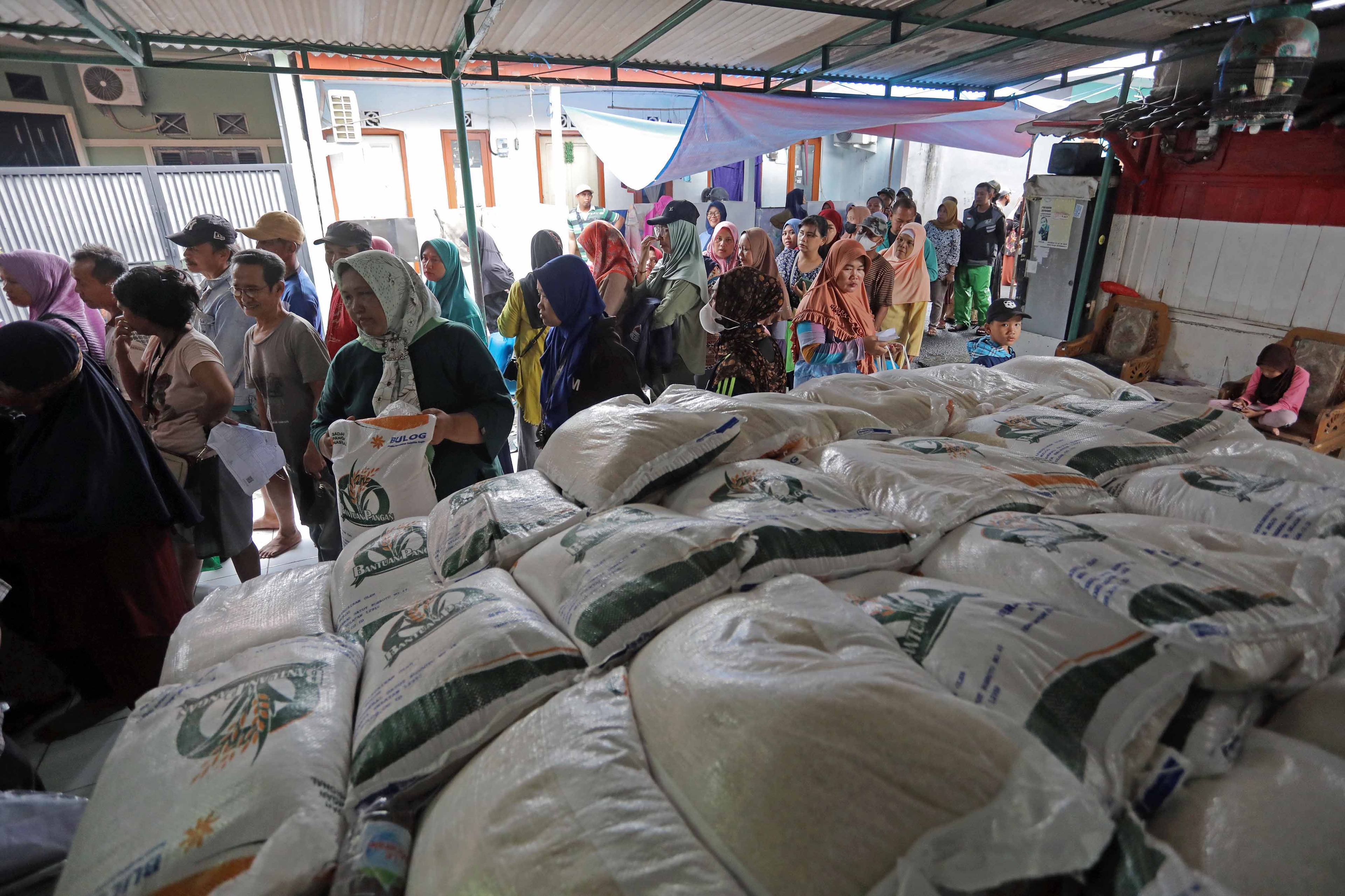 Penguatan Stok, Bulog Impor 300 Ribu Ton Beras dari Thailand dan Pakistan