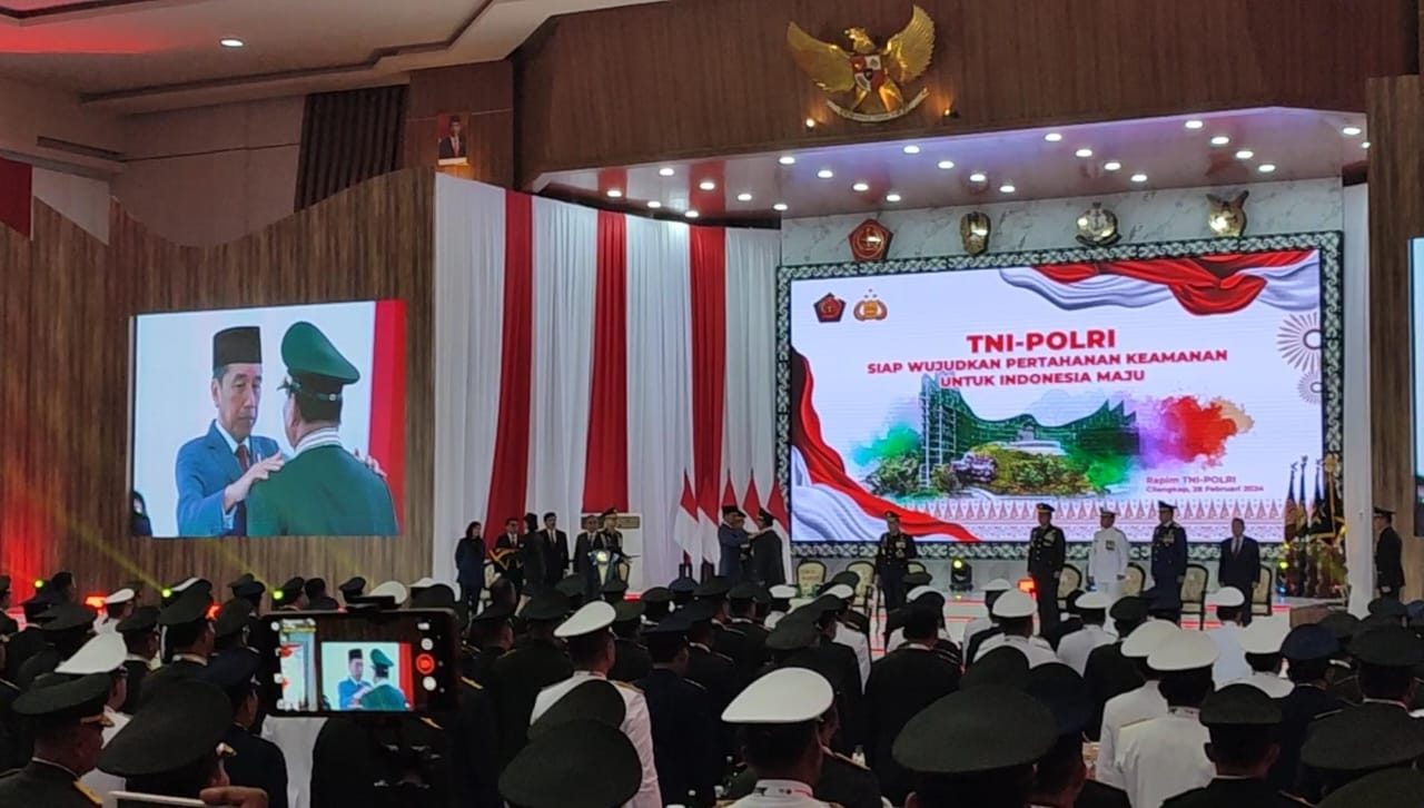 Jokowi Anugerahkan Prabowo Pangkat Jenderal Kehormatan Bintang Empat