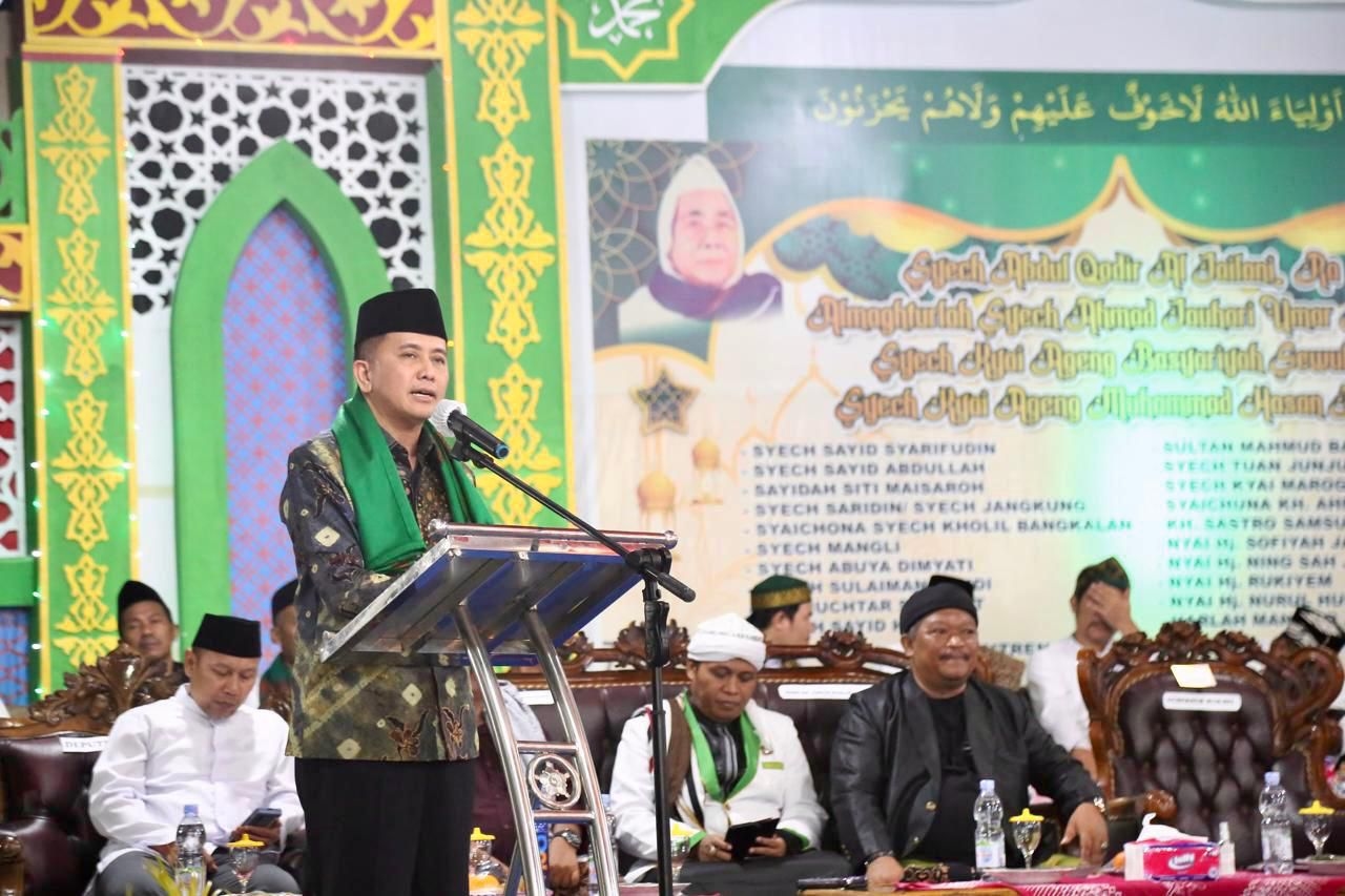 Pj Gubernur Sumsel Agus Fatoni Salurkan Sembako untuk Santri Serta Bantuan Dana Ponpes Darussalam Tegal Rejo OKU Timur