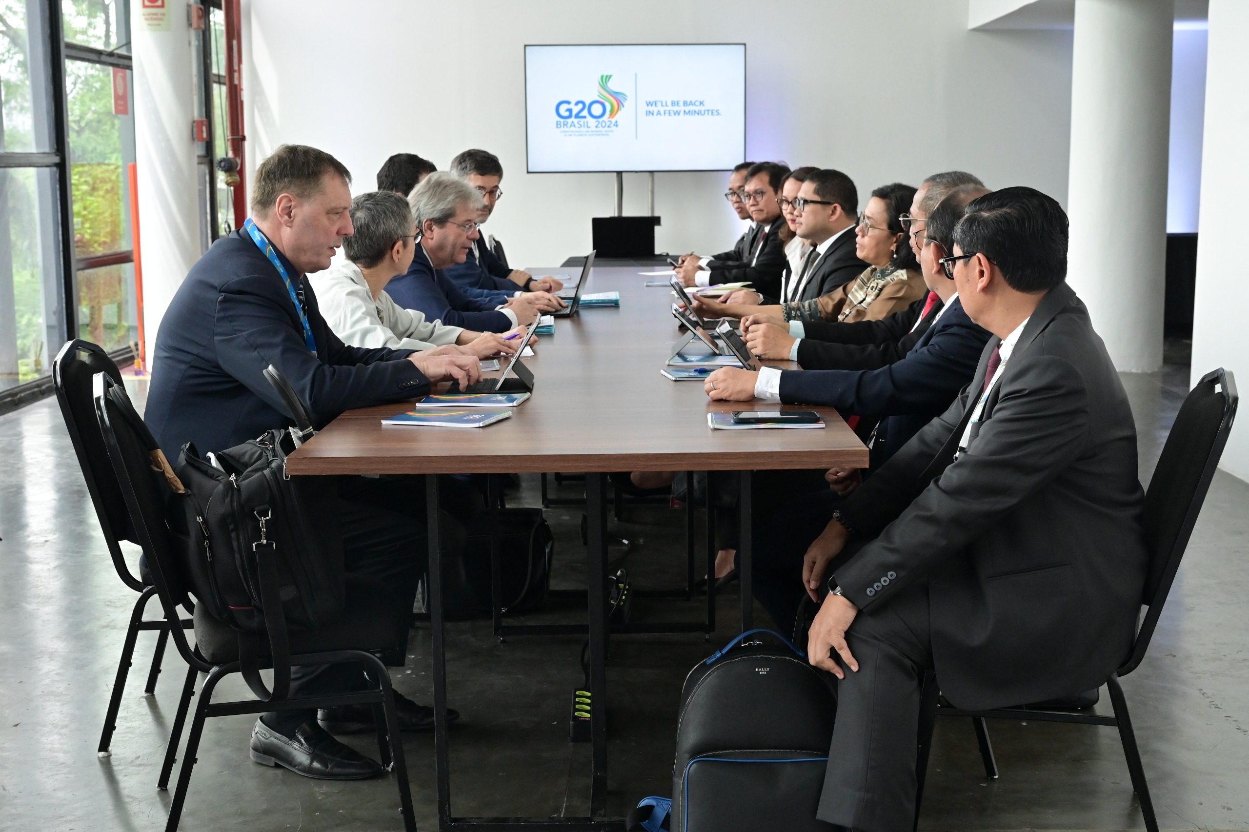 Bagaimana Kebijakan Moneter Bank Sentral Memengaruhi Pasar Keuangan, Termasuk Nilai Tukar Mata Uang, Harga Saham, dan Harga Obligasi?