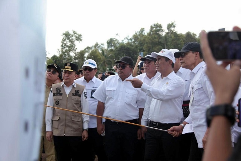 Pj Gubernur Agus Fatoni Bersama Mentan Tinjau Kegiatan Upsus Optimalisasi Lahan Rawa Tahun 2024 di Banyuasin