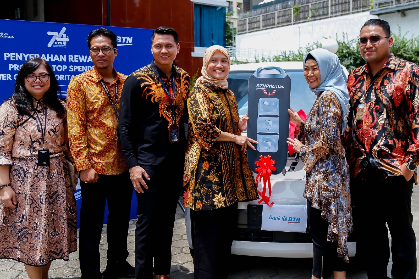 BTN Serahkan Hadiah Mobil dan Motor Listrik ke Pemenang Program Top Spender Kartu Debit BTN Prioritas