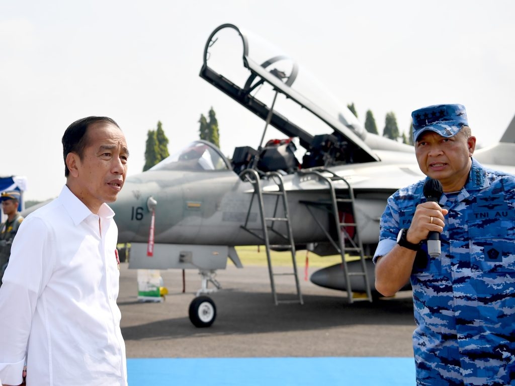 Kunker ke Jatim, Jokowi Pantau Kesiapan 3 Pesawat Tempur TNI AU