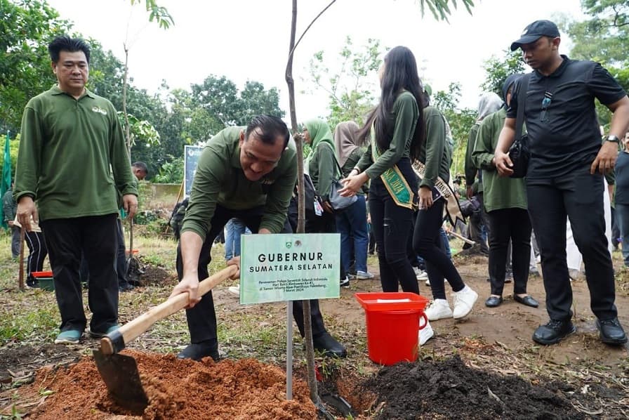 Peringati Hari Bakti Rimbawan ke-41, Plh Sekda Sumsel Edward Candra Tanam 400 Bibit Pohon di Punti Kayu