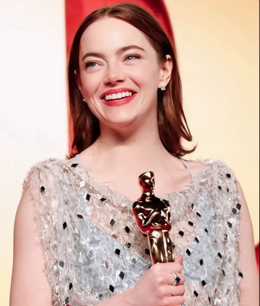 Emma Stone Terima Piala Oscar, Keluhannya Soal Gaun Bikin Syok