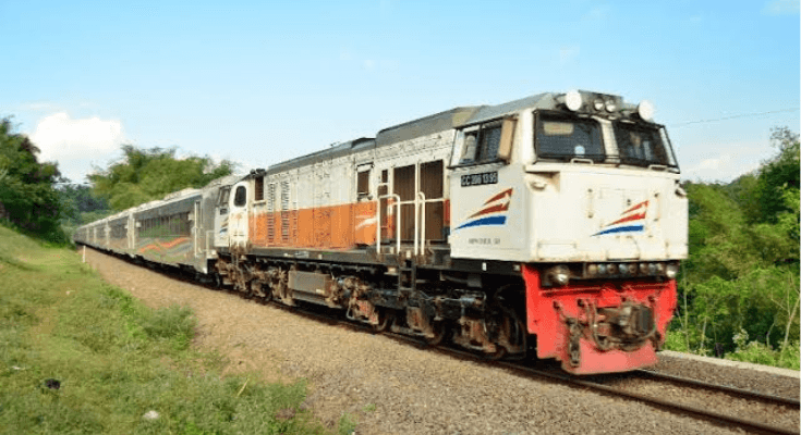 Banjir di Semarang Rendam Rel KAI, Kini 4 Perjalanan Kereta Api Dialihkan Sementara!
