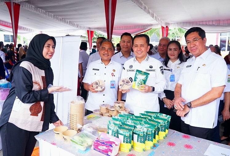 Pj Gubernur Agus Fatoni dan Pj Ketua TP PKK Buka Bazar Ramadhan dan Pasar Murah di Palembang