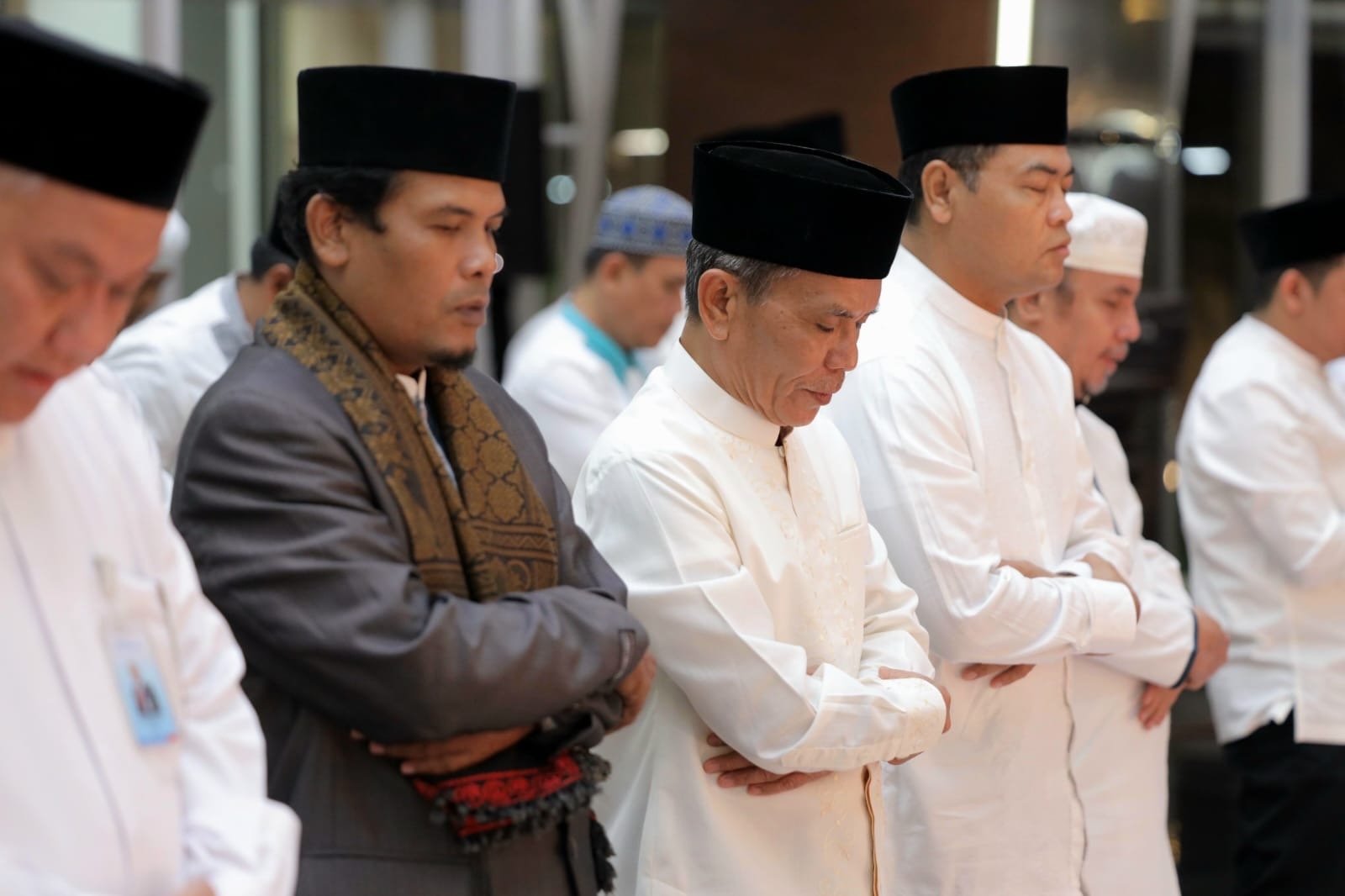 Eratkan Silahturahmi, Sekda Sumsel SA Supriono Salat Isya dan Tarawih Berjamaah Bersama Jajaran BSB