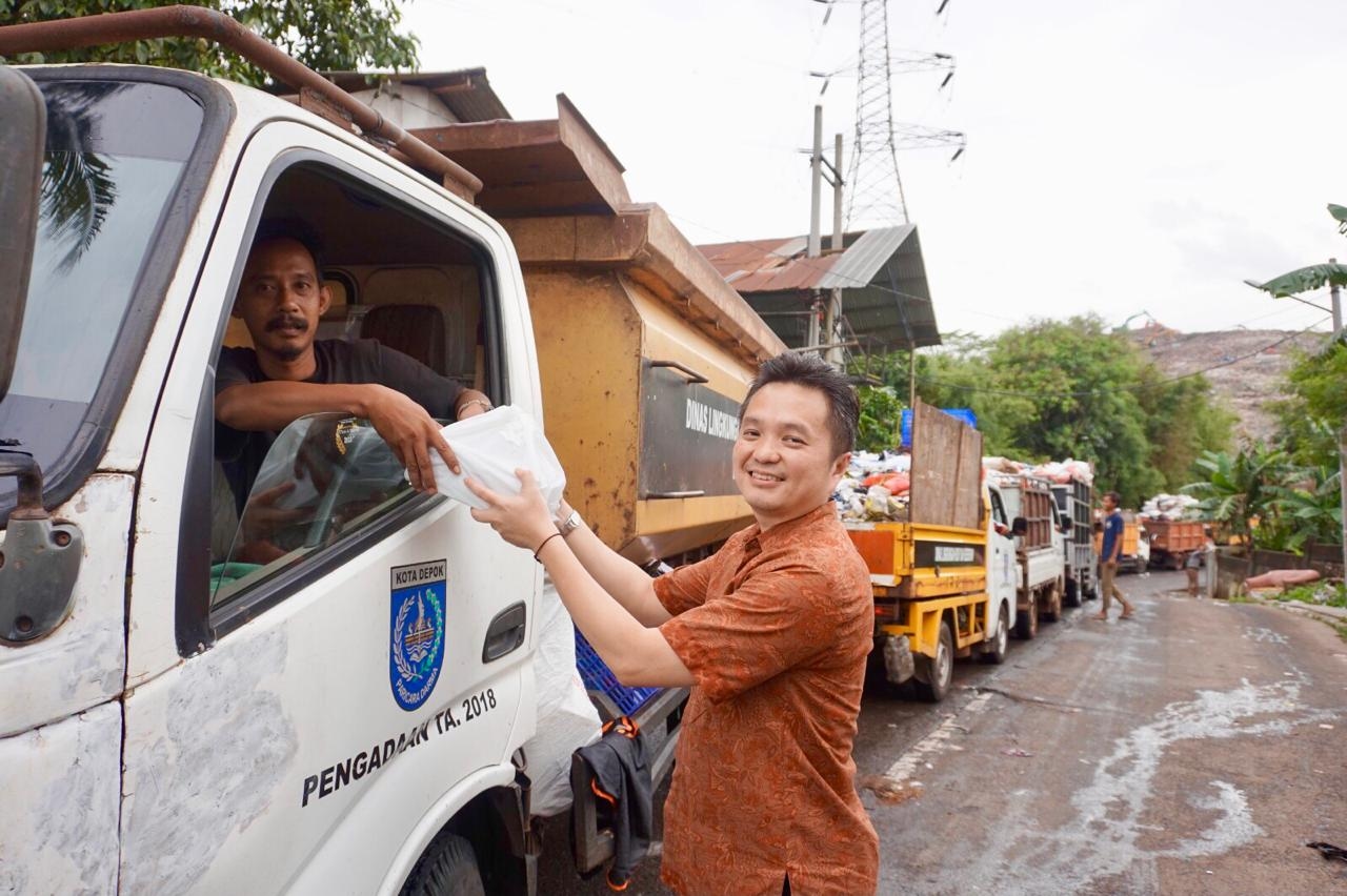 Bank Sampoerna Bagikan Paket Buka Puasa