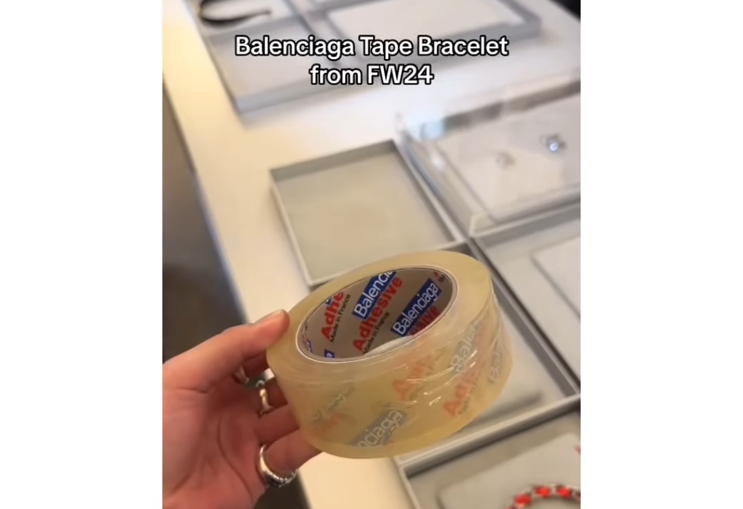 4 Produk Nyeleneh Balenciaga, dari Tas Plastik Sampah hingga Gelang 'Lakban'