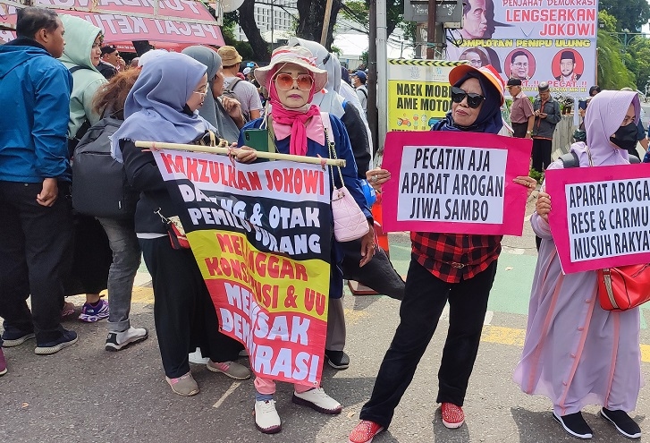 Tuding Pemilu Curang, Ratusan Emak-emak Desak Ketua KPU Mundur