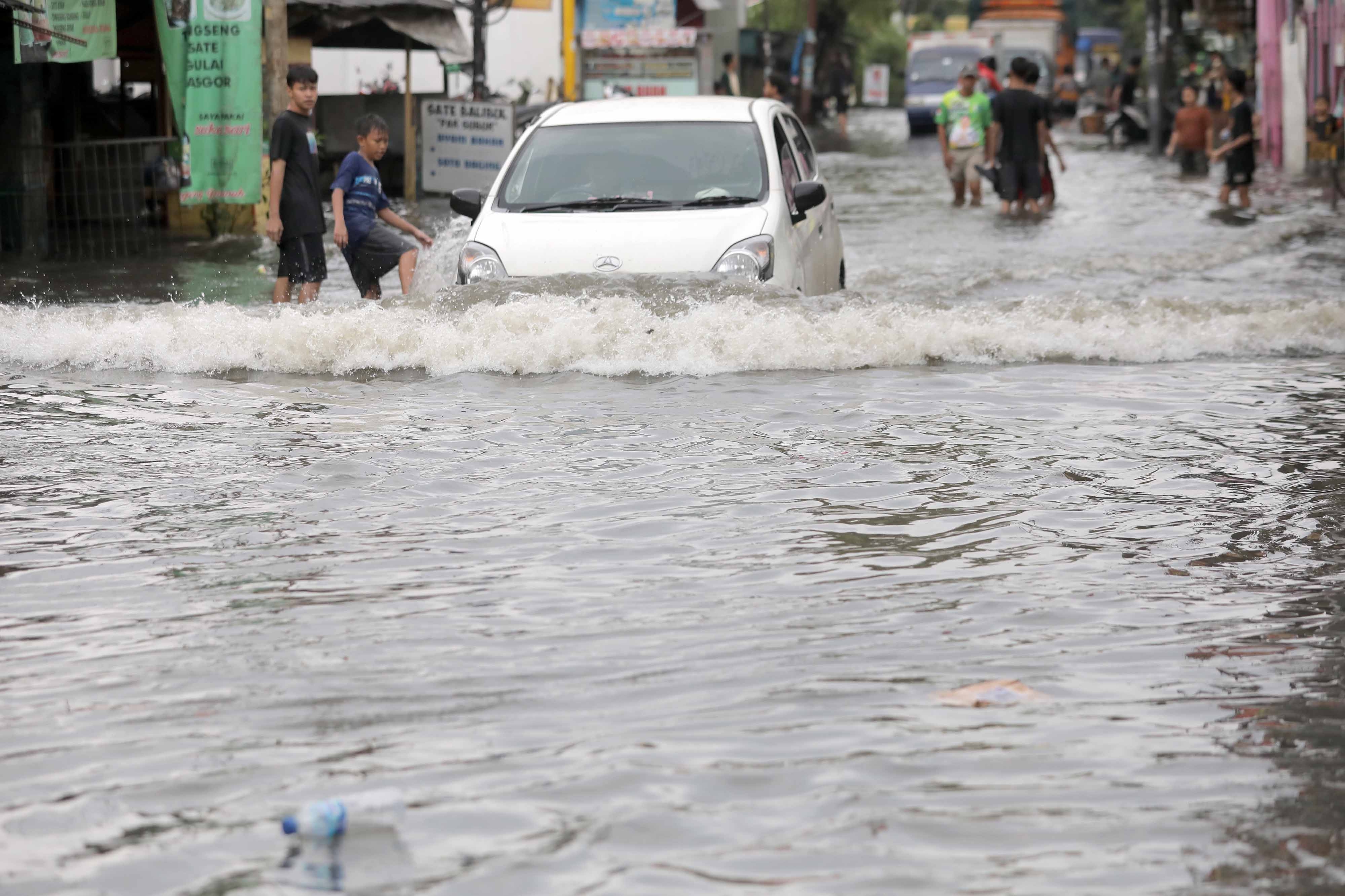 Sedia Payung, Seluruh Wilayah Jakarta Diprediksi Hujan Jumat Sore