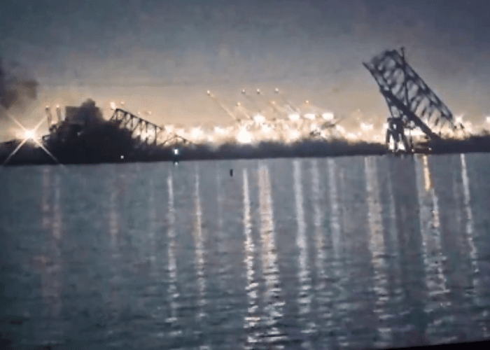 Jembatan di Baltimore AS Ambruk Usai Ditabrak Kapal Kargo, Sejumlah Mobil Jatuh ke Air