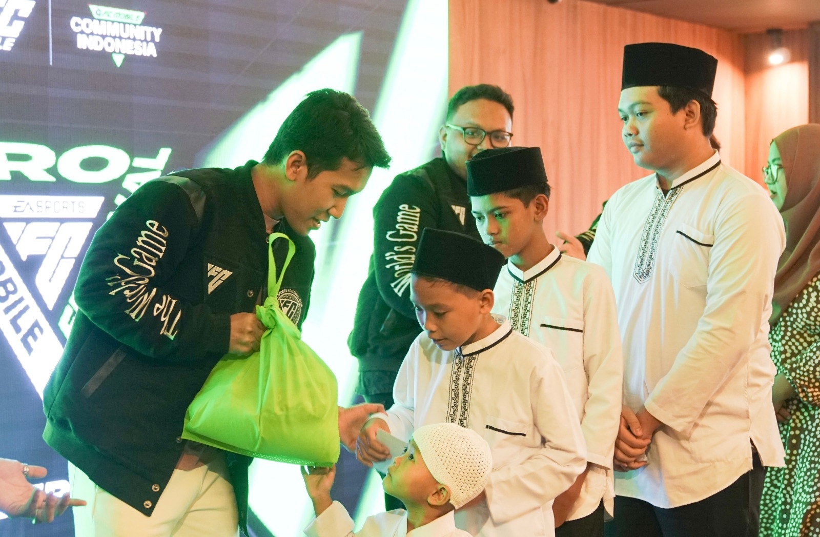 Komunitas FC Mobile Indonesia Buka Bersama Anak Panti Asuhan, Rayakan Keberhasilan EA Sports Mobile Festival di Shanghai