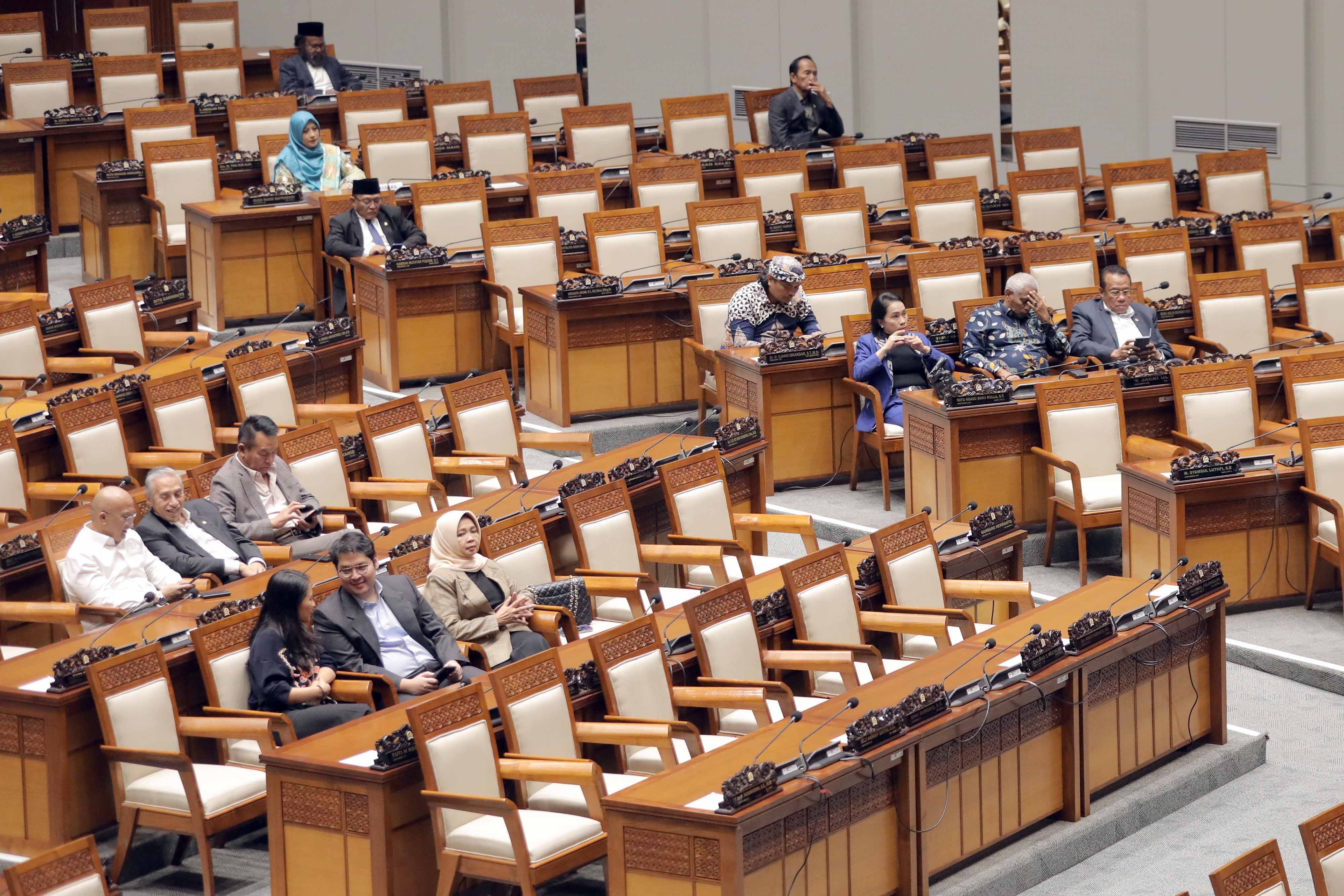 DPR Sahkan RUU Desa, Jabatan Kades Jadi 8 Tahun Maksimal 2 Periode