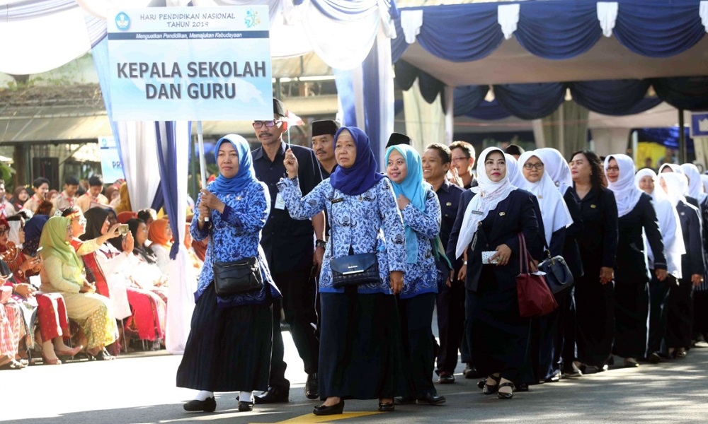 Salam Guru Penggerak: Filosofi dan Makna dari Tergerak, Bergerak, dan Menggerakkan