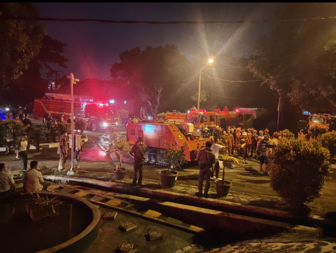 2 Robot Damkar Dikerahkan untuk Padamkan Api di Gudang Munisi Ciangsana