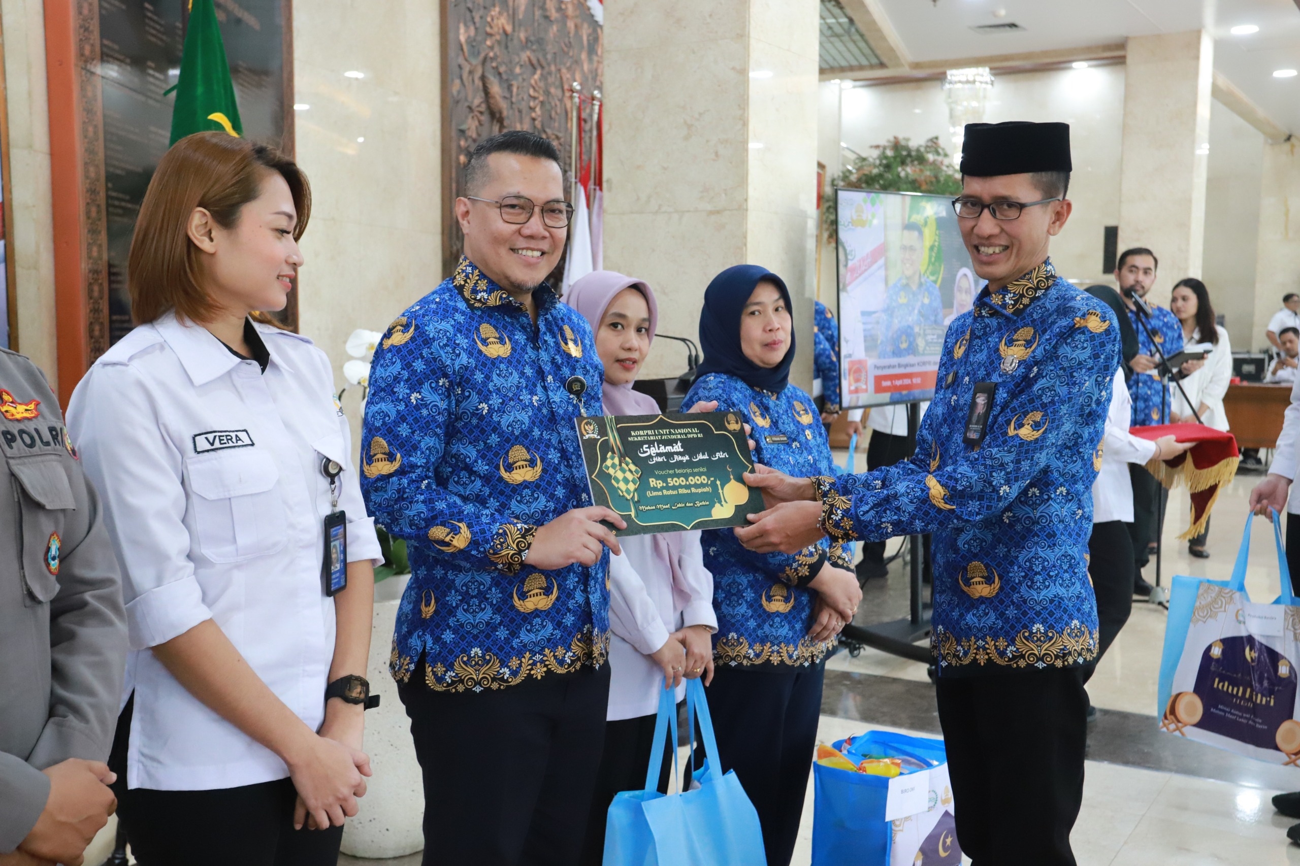 Sambut Idulfitri 1445 H, KORPRI SETJEN DPD RI Salurkan Bingkisan Bahan Pokok