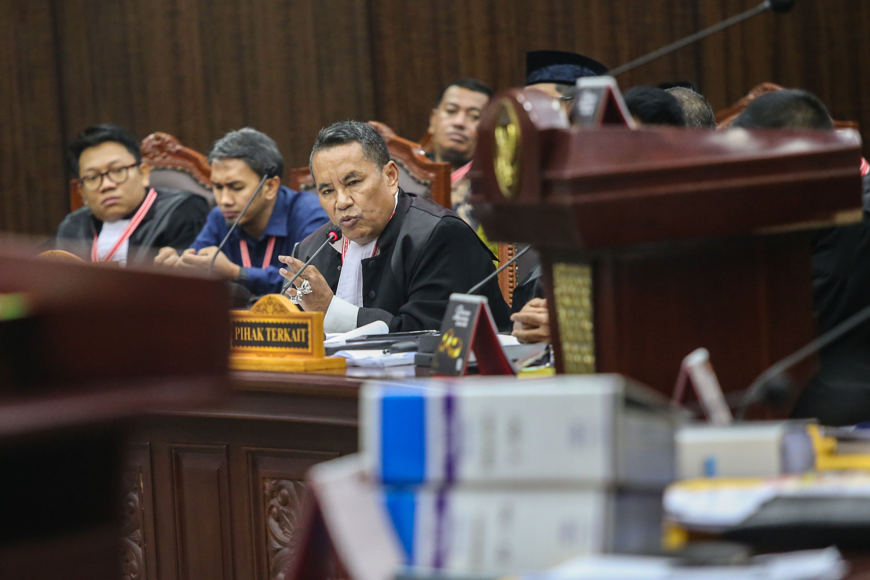 Selalu Rugikan Prabowo-Gibran, Hotman Curiga kepada 2 Hakim MK Ini Sejak Awal