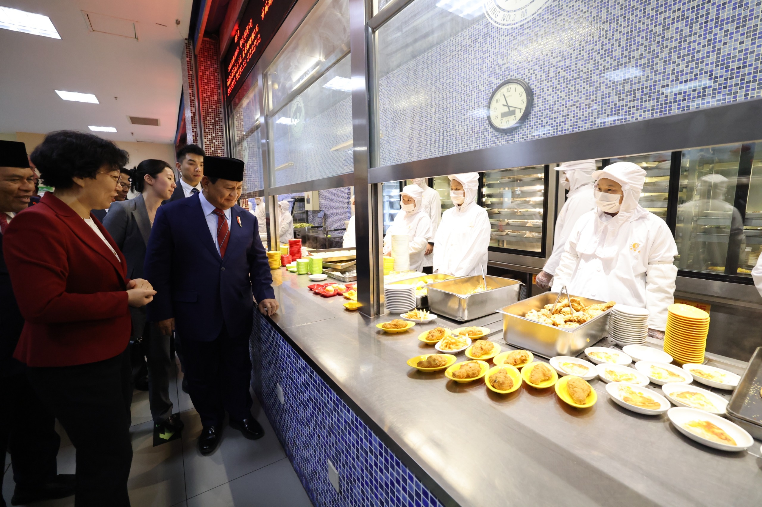 Prabowo Tinjau Program Makan Siang di Sekolah Beijing