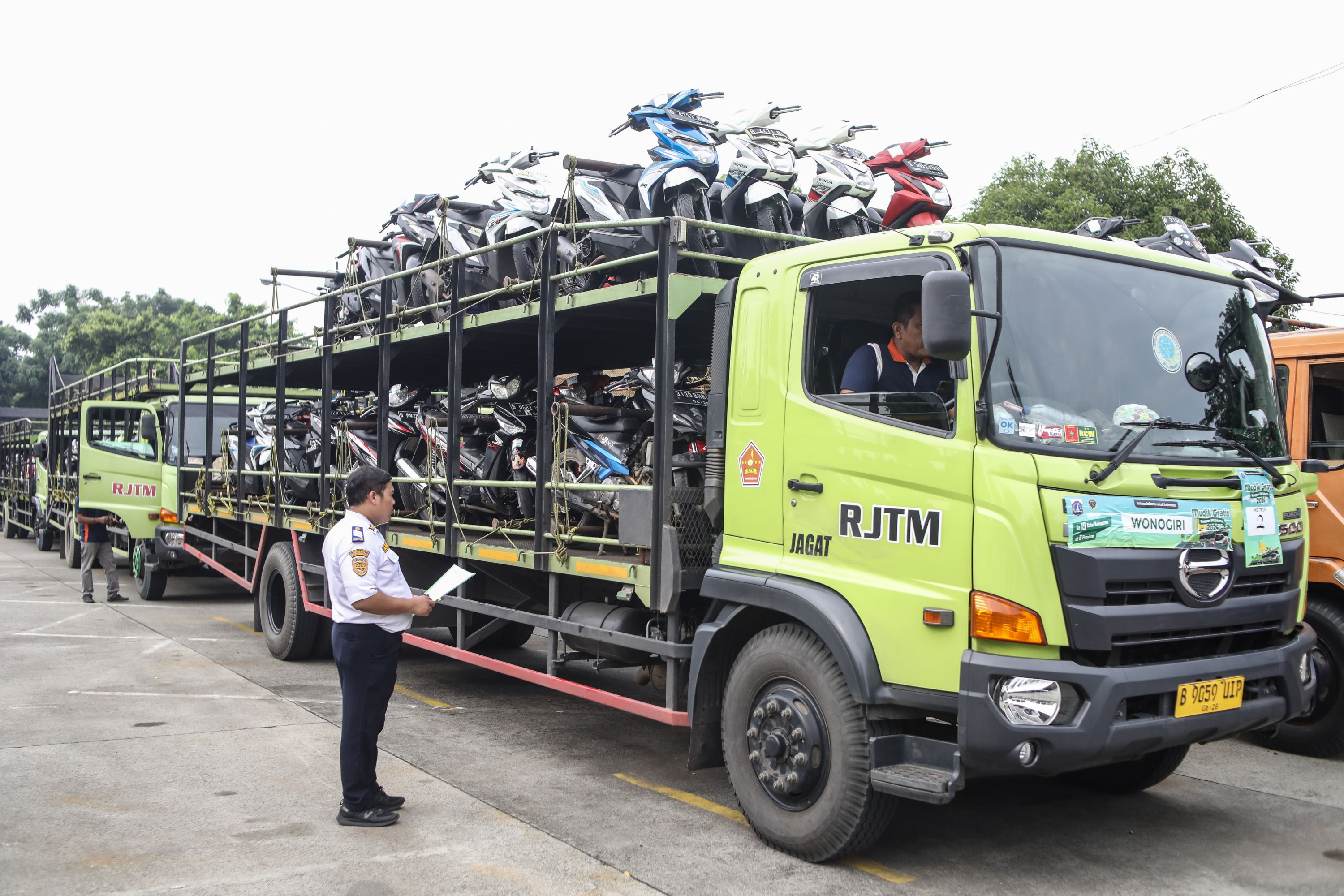Nekat Beroperasi Selama Arus Mudik, Polisi Tindak Sejumlah Truk Sumbu Tiga
