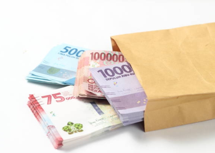 Hukum Menukar Uang Baru di Sepanjang Jalan dengan Lebih, Apakah Riba?